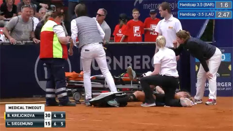 Laura Siegemund đã bị trượt ngã 2